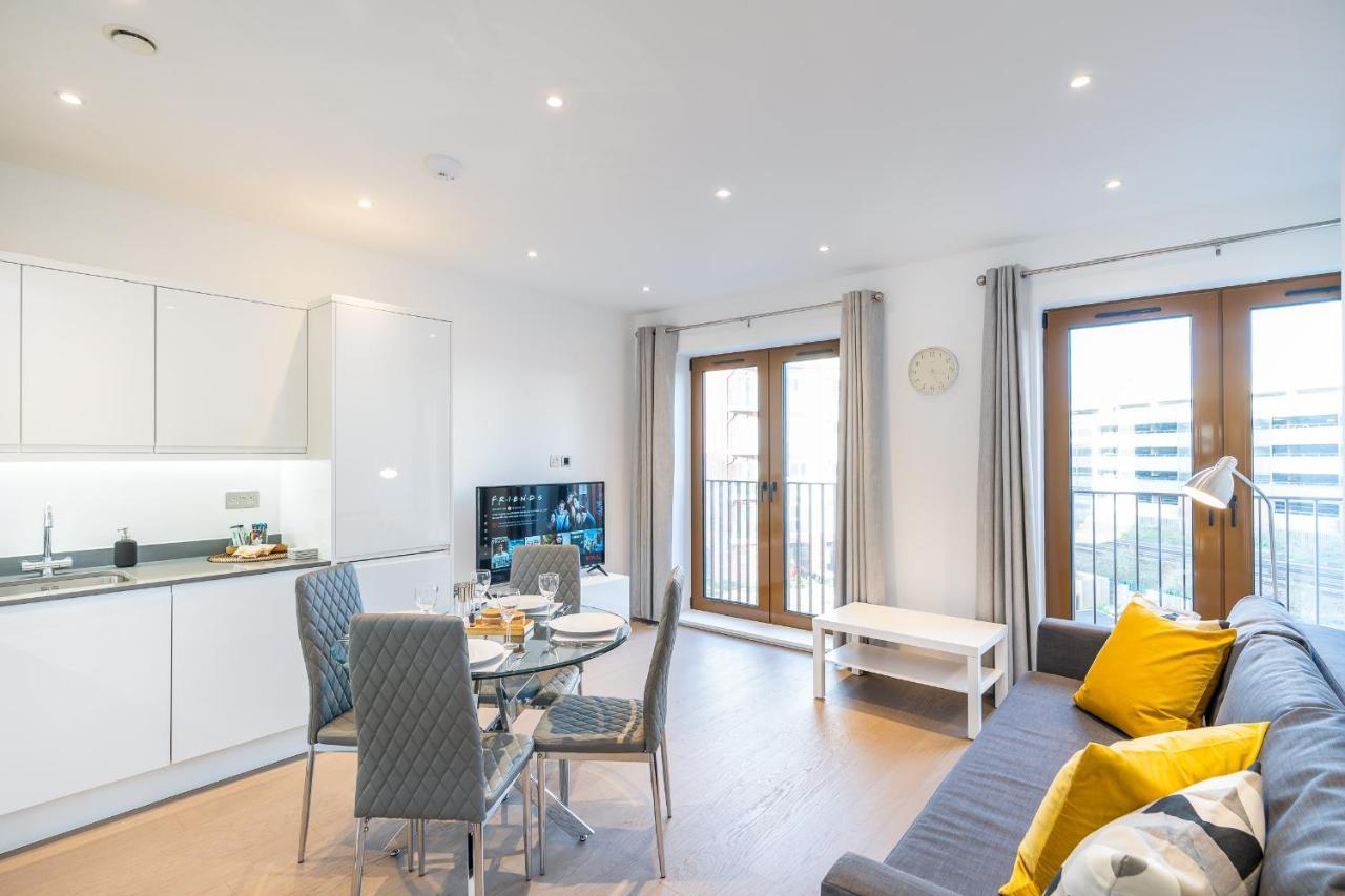 St Albans 2 Bed Luxury City Apartment, 5 Mins Walk To Train & Allocated Parking Extérieur photo